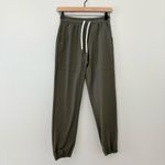 Vuori  Women’s Miles Jogger Pants in Oregano Olive Green Size XXS Retail $118 Photo 3