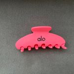 Alo Yoga 90's Claw Clip Neon Bubblegum Photo 4