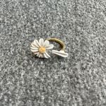 White Enamel Daisy Flower with a‎ pedal retro Golden Metal Opening ring new Gold Photo 2