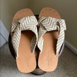 Universal Threads Women’s Cream Sandals Photo 2