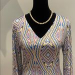 Geometric Patterned V Photo 1