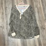 NWT Boutique Leopard v neck long sleeve shirt size Medium Brown Photo 4