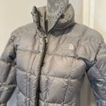 The North Face Women’s Sz: XS Puffer Jacket Silver Goose Down Fill Quilted. Photo 14