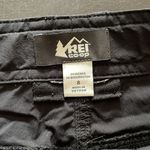 Rei Co-op REI relaxed black shorts in size 8 with pockets. GUC Photo 1