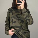 Aritzia / TNA Chiemsee Camo T-Shirt in Grapeleaf & Peat NWOT Photo 2