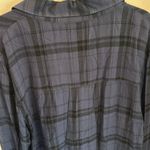SIGNORELLI… BLUE AND BLACK SOFT LONG SLEEP BUTTON DOWN TOP RAW HEM AT BOTTOM Size M Photo 5