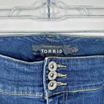 Torrid  Premium Blue Denim Flat Front Distressed Raw Hem Casual Capri Pants Sz 26 Photo 2