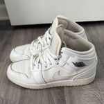 Nike Jordan 1 Mid Photo 2