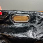 Tasche Black Patent Leather Fold Over Clutch Handbag Silver Tone Oval Handle Photo 2