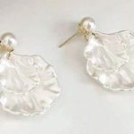 Gold and White Leaf Design Earrings Photo 0