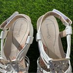 Baretraps  Taren women's wedge sandal in white  Size 7.5 Photo 3