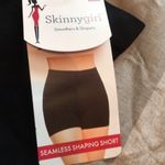 Skinny Girl  seamless shaping short Photo 3