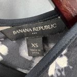 Banana Republic Black White Floral Sleeveless Top Zip Back High Low Hem Size XS Photo 3