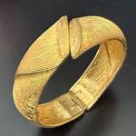 Vintage MONET Signed Brushed Textured Gold Tone Clamper Cuff Hinge Bracelet 51g. Photo 1