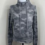Evereve Camo Pullover Drawstring Sweatshirt Sz XS Front Pocket Gray Thumbholes Photo 1