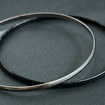 Set of 2 women’s‎ vintage dainty silver/black bangle bracelets one size Silver Photo 0