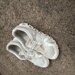 On Clouds Women's White Athletic Shoes Size 9 Photo 4