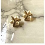 Faux pearl gold tone rhinestone post earrings Photo 5