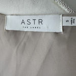 ASTR THE LABEL Women's Bubble Hem Short Sleeve V-Neck Blouse Top Champagne Small Photo 5