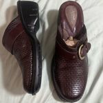 Clarks  Artisan Women’s Burgundy Woven Leather Mule Clogs Shoes Sz 10 Photo 3