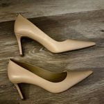 Michael Kors Dorothy Flex Leather Pump is a size 6.5. Photo 7