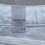 Torrid  Cutout Embroidery Skinny Short - Vintage Stretch White Photo 7