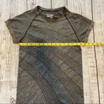 Saucony  Gray Dash Seamless Short Sleeve Top.  Size Small. EUC Photo 7