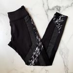 Beyond Yoga Lux Print Border Contrast long leggings in Etched Block size S small Photo 7