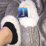 Isotoner NWT  Slippers Photo 1