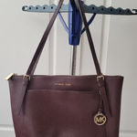 Michael Kors  Voyager Large Saffiano Leather Top-Zip Tote Photo 0