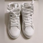 New in box On Cloud Women The Roger Clubhouse Mid White Sand Size 7 Photo 8