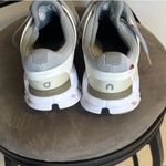 on cloud Size 8.5 Gray/Cream Helion Cloud Tec Speedboard Running Shoes Photo 5