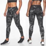 Athleta CAMO CONTENDER 7/8 TIGHT in powerlift black camo size medium petite Photo 11