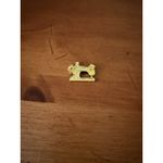 Vintage Black And Gold Sewing Machine Brooch NWOT Classic Craft Theme Pin Photo 6