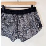 Lululemon Women Shorts Black Lululemon Hotty Hot Paisley Stretch Athletic Size 6 Photo 6