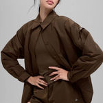 Alo Yoga NWT Socialite Shacket Button Down Pockets Expresso Size L SOLD OUT Photo 0