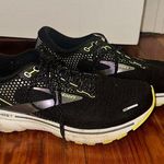 Brooks Black and Yellow Running Shoes Women’s Size 10 Photo 0