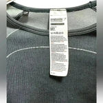 Gymshark NWOT GRAY LONG SLEEVE CROP TOP WITH CUTOUT BACK AND THUMB HOLES Photo 3