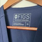 FIGS  Accra Limited Scrub Top Navy Blue Feather Print Size XS Photo 3