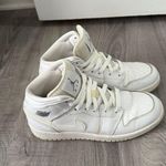 Nike Jordan 1 Mid Photo 0