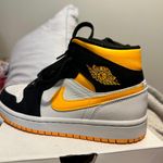 Nike Air Jordan 1 Mid Photo 1