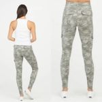 Spanx NWT NEW Camo Stretch Twill Ankle Cargo Pants green olive gray straight leg Photo 2