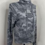 Evereve Camo Pullover Drawstring Sweatshirt Sz XS Front Pocket Gray Thumbholes Photo 0