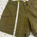 Natural Reflections Women’s Sz: 10  Army Green Cargo Shorts. Stretch Cotton. Photo 3