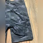 Athleta camo ultimate stash pocket 7” short small Photo 7