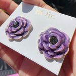 Noir gold tone purple flower reflective studs earrings Photo 0