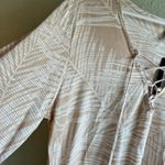 Beige and White Lace Photo 1