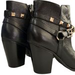 Guess  Fran Studded Black leather Ankle Boot Women’s Sz 9 Zip Up Photo 2