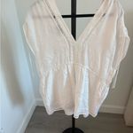 Chic White V Photo 3