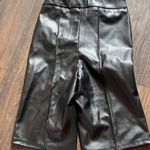 Good American BETTER THAN LEATHER BIKEr SHORT Photo 3